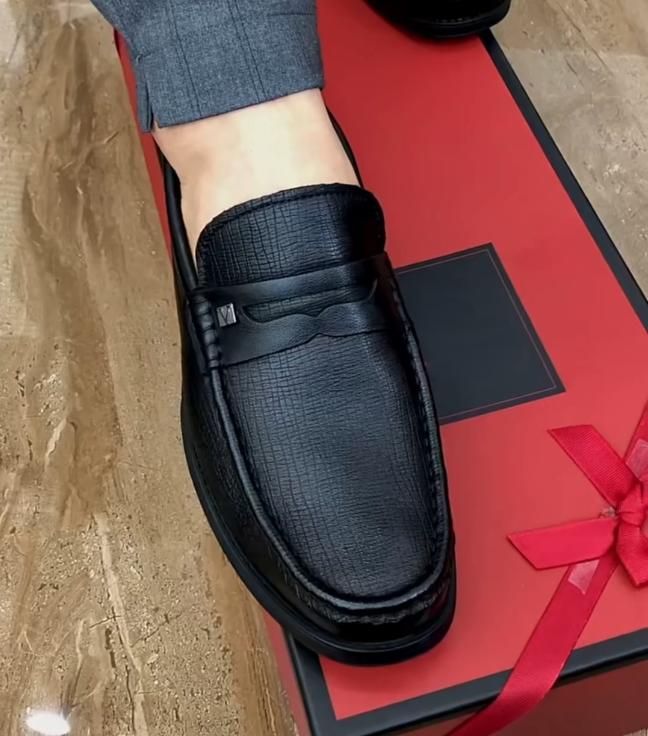 Men Textured Lightweight Leather Loafers